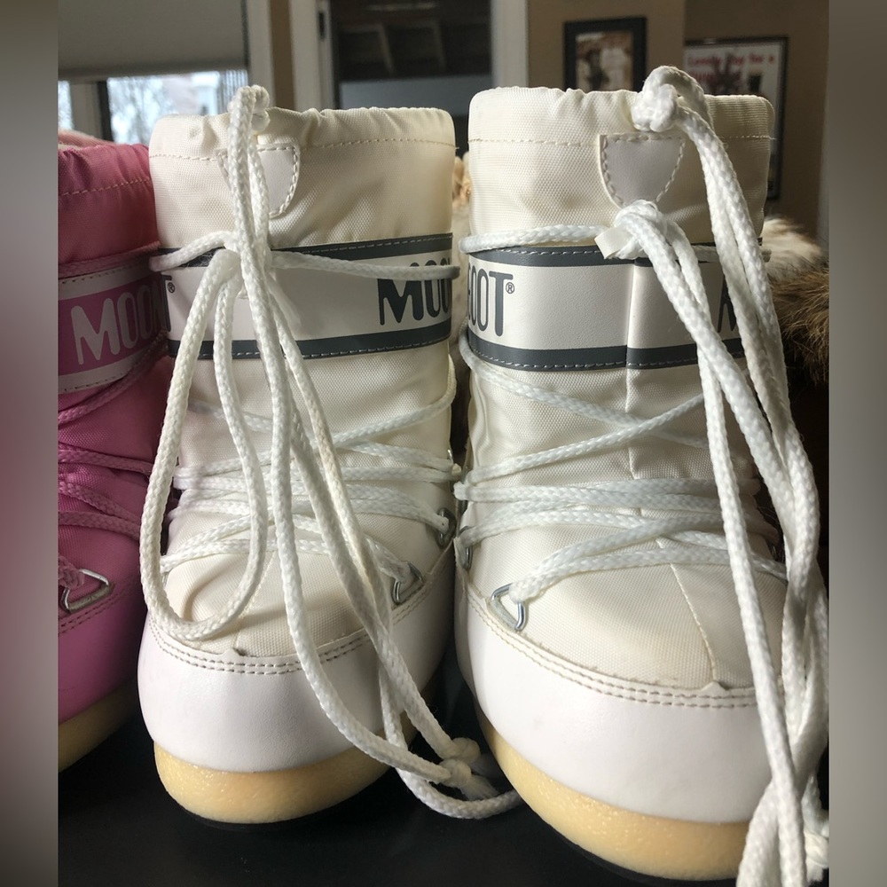 Moon boot  white
Size 23-26 (7-9)
EUC